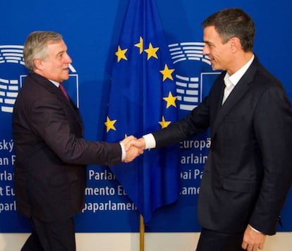 El secretario general del PSOE, Pedro S&aacute;nchez (d), estrecha la mano del Presidente del Parlamento Europeo, Antonio Tajani.