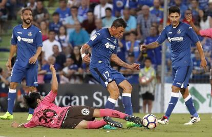 El defensa argentino del Getafe Gorosito (segundo por la derecha) se juega un balón ante el japonés Gaku Shibasaki (en el suelo), del Tenerife.