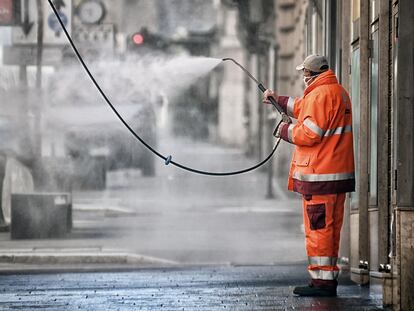 Un trabajador desinfecta las calles de Roma, este miércoles.