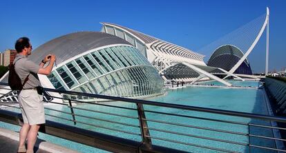 Un turista capta una imagen de la Ciudad de las Artes y de las Ciencias de Valencia.