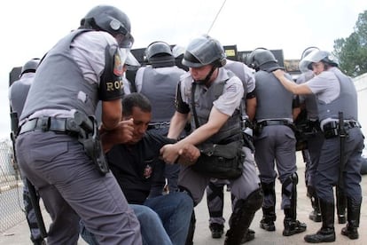 Grevista &eacute; carregado por policiais em Hortol&acirc;ndia, no interior de S&atilde;o Paulo.