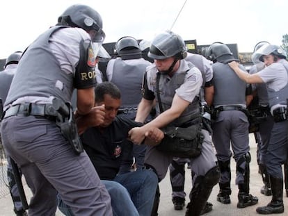 Grevista &eacute; carregado por policiais em Hortol&acirc;ndia, no interior de S&atilde;o Paulo.