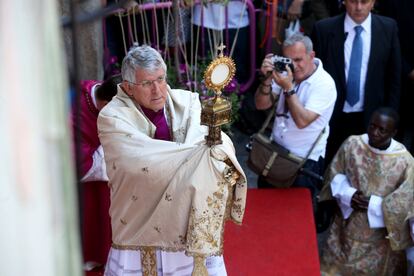En las procesiones del Corpus se exhibe el Cuerpo de Cristo en una custodia.