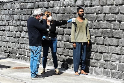 Un migrantes es identificado en el puerto siciliano de Catania, este miércoles.