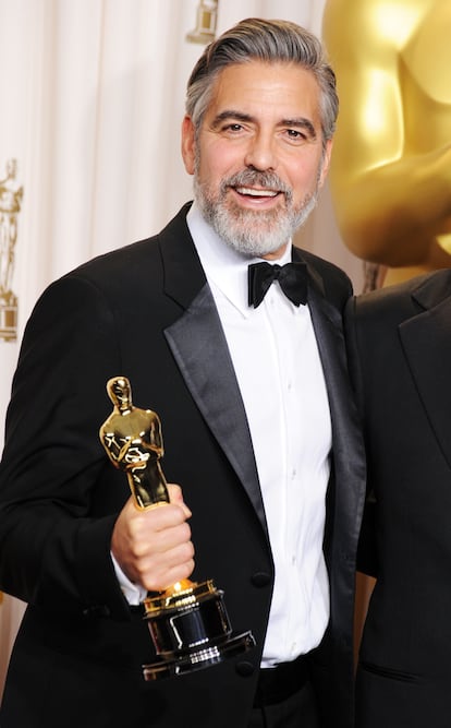 2013 – George Clooney. Esta fue una noche importante para el actor, que recibió el Oscar a Mejor Película como productor de Argo. Vestido con un impecable esmoquin Armani de estilo clásico, fue todo elegancia sobre la alfombra roja.
