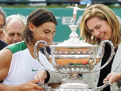 La infanta Cristina entrega el trofeo Godó a Rafa Nadal.