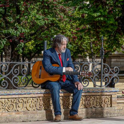 Sevilla. 20/04/2021 Entrevista al guitarrista Rafael Riqueni en el parque de Maria Luisa . foto.Alejandro Ruesga