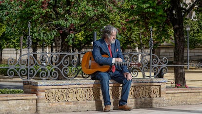 El guitarrista Rafael Riqueni, en el Parque de Maria Luisa de Sevilla.