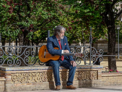 El guitarrista Rafael Riqueni, en el Parque de Maria Luisa de Sevilla.