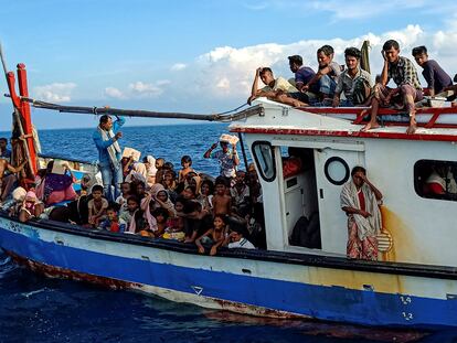 Refugiados rohingya son vistos en un bote mientras son rescatados por pescadores cerca de la costa de la playa de Seunuddon en Aceh, Indonesia, 24 de junio de 2020.