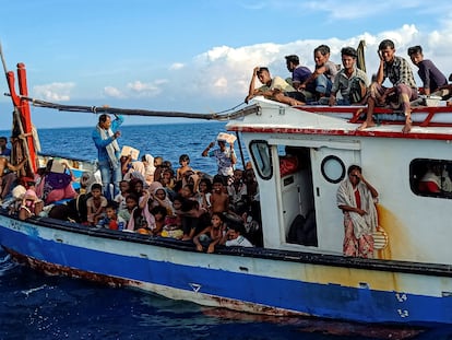 Refugiados rohingya son vistos en un bote mientras son rescatados por pescadores cerca de la costa de la playa de Seunuddon en Aceh, Indonesia, 24 de junio de 2020.