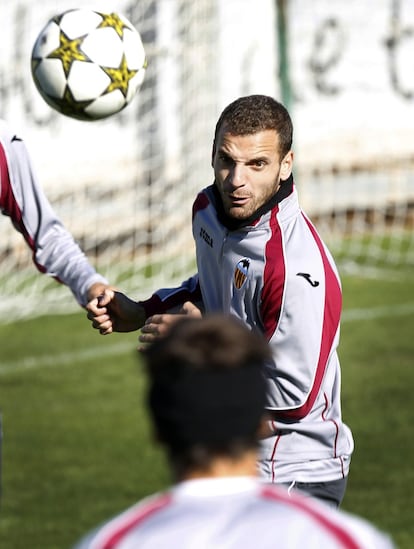 Roberto Soldado durante el entrenamiento en Paterna.