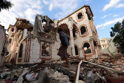 Un yemení junto a los escombros tras un ataque este viernes en Saná (Yemen).