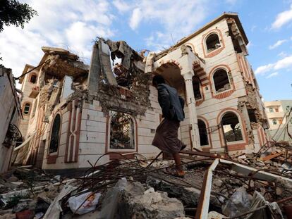 Un yemení junto a los escombros tras un ataque este viernes en Saná (Yemen).