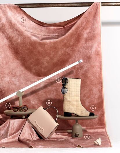 <b><p>Tacto suave</b></p>
1. Tela rosa de terciopelo de Gastón y Daniela (atrezo). 2. Gafas de sol geométricas de Céline (290 euros). 3. Bolso de piel Victoria, de Carolina Herrera (860 euros). 4. Gafas de sol de acetato negras y transparentes de Emilio Pucci (250 euros). 5. Bota de media caña de tweed y piel de ternera con efecto charol de Chanel (1.250 euros). 6. Figuras decorativas de madera de Cassina (desde 1.095 euros)
