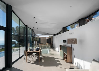 Cocina y salón comedor ocupan el espacio principal, que capta la luz de las primeras horas del día.