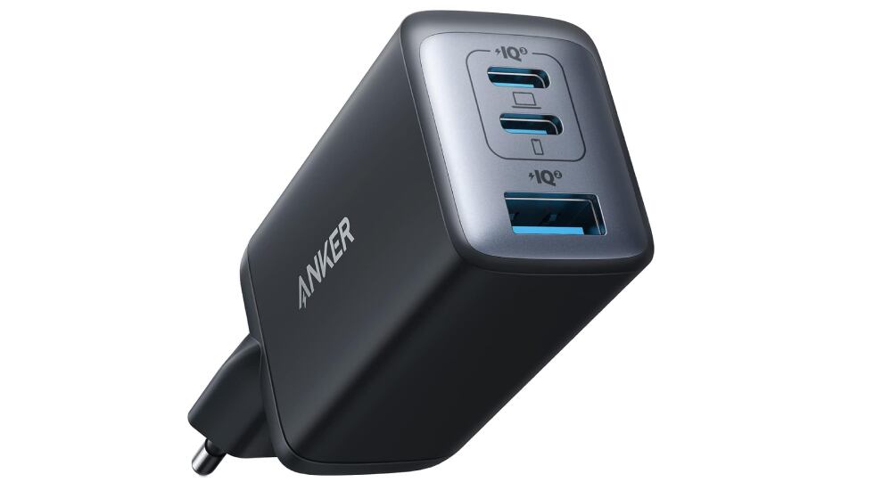 Cargador rápido con tres puertos USB, de la firma Anker.