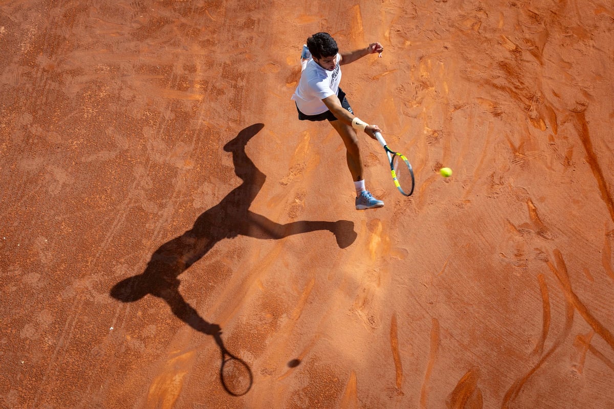 Alcaraz, sobre la tierra y ante lo inalcanzable: lograr el pleno que se le resistió hasta a Nadal