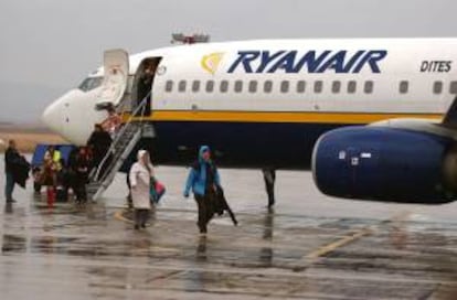 Pasajeros de un vuelo de la compañía Ryanair descienden del avión en el aeropuerto de Zaragoza. EFE/Archivo