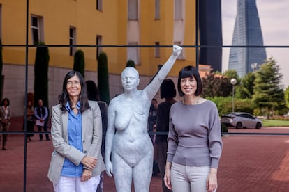 María Blasco (izquierda), con la ministra Diana Morant, junto a la estatua 'Intra - Venus' de la artista Marina Vargas, en la entrada del CNIO, en septiembre de 2020.