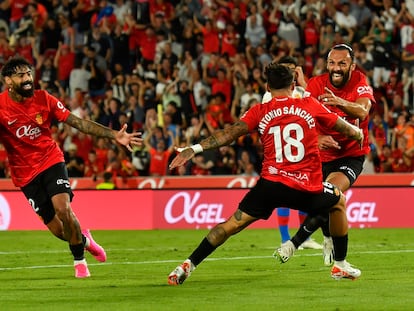 Muriqi celebra su gol al Barcelona con sus compañeros.