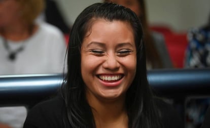 Evelyn Hernández reage depois de escutar a sentença de um juiz que a absolveu depois de ser julgada por homicídio agravado em El Salvador.