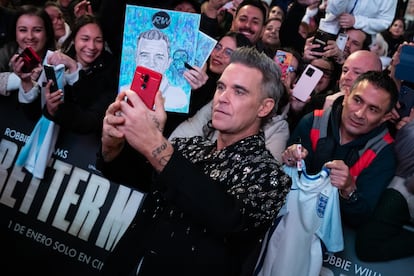 Robbie Williams se hace fotos con los fans en Madrid el 4 de diciembre de 2024.