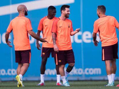 Los jugadores del FC Barcelona durante un entrenamiento.