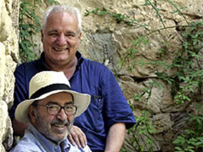 Manuel Leguineche (izquierda), en su casa de Brihuega, con Javier Reverte.