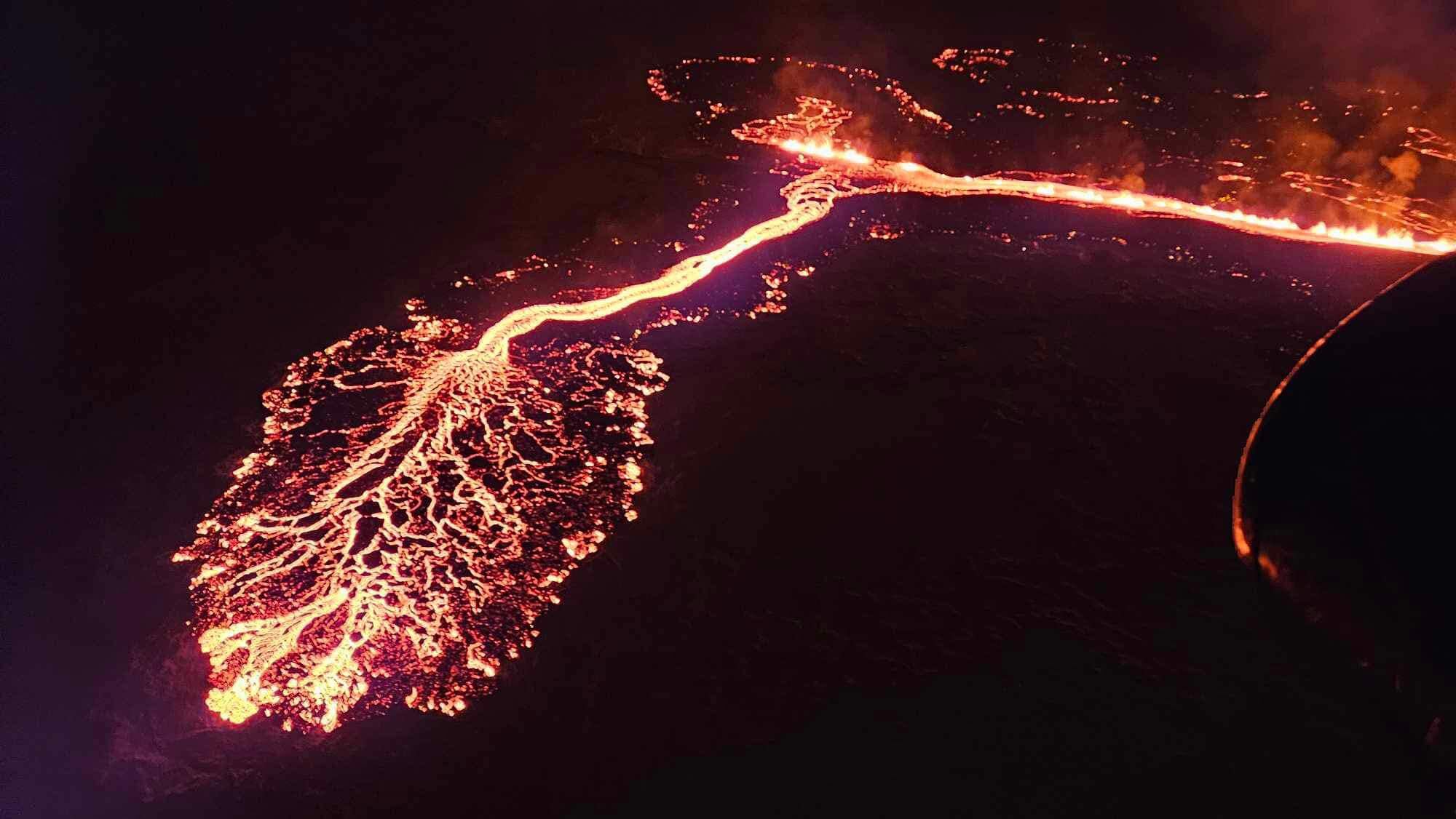 Vista aérea del río de lava a unos tres kilómetros al noreste de la ciudad de Grindavik (Islandia), este martes.