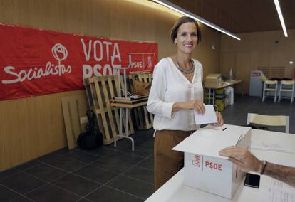 La secretaria general del PSN, María Chivite, en el momento de depositar su voto en la sede socialista de la localidad navarra de Sarriguren.