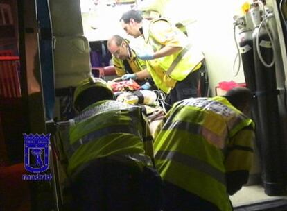 Sanitarios del SAMUR-Protección Civil atienden a uno de los heridos en el accidente laboral.