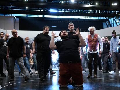 El barítono Misha Karia (en el centro de la imagen) durante un ensayo de 'Falstaff' en el Teatro Real.