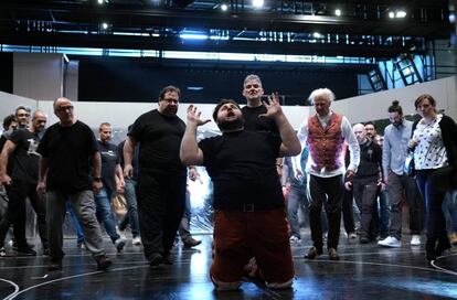 El barítono Misha Karia (en el centro de la imagen) durante un ensayo de 'Falstaff' en el Teatro Real.