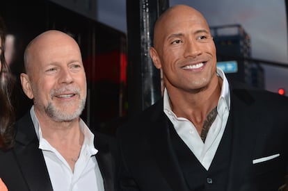 Bruce Willis fue una de las grandes estrellas de finales del siglo XX que abrazaron su calvicie y la convirtieron en parte de su firma personal. A su lado Dwayne Johnson , 'The Rock', que ha hecho lo propio en el cine contemporáneo.