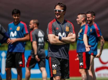 El seleccionador nacional, Julen Lopetegui, sonríe durante el entrenamiento de la selección de España en Krasnodar (Rusia), el 10 de junio de 2018.