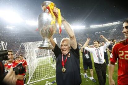 Luis Aragonés celebra el triunfo en la final de la Eurocopa de Austria y Suiza entre Alemania y España.