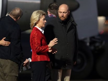 La ministra de Defensa este domingo en Berlín con el jefe del equipo liberado. 