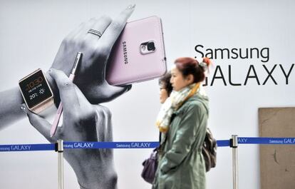 Dos mujeres, ante un cartel de Samsung, en Seúl.