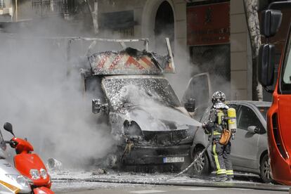 Un bomber apagant l'incendi del camió.