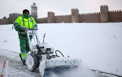 Un operario retira la nieve caída durante la noche y la madrugada en Ávila.