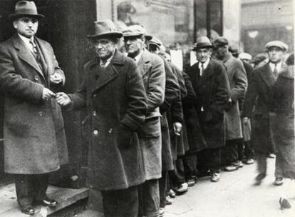 Desempleados hacen cola en Estados Unidos durante la Gran Depresión de los años treinta.