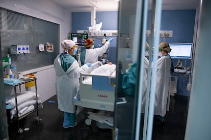 Health workers attend a Covid-19 patient in an intensive care unit in Del Mar Hospital in Barcelona.