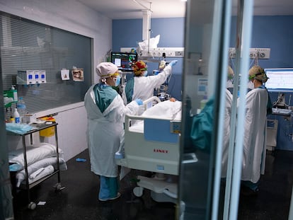 Health workers attend a Covid-19 patient in an intensive care unit in Del Mar Hospital in Barcelona.