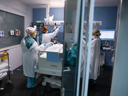 Sanitarios atendiendo a un paciente de covid en la UCI del Hospital del Mar, en Barcelona.