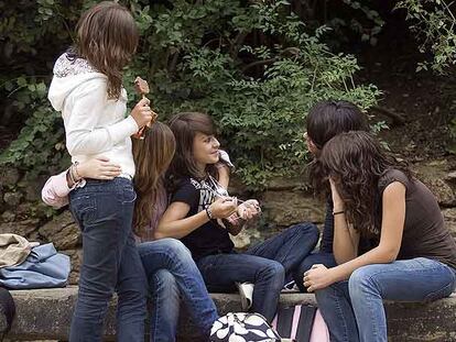 Un grupo de adolescentes de la edad recomendada para aplicar la vacuna.