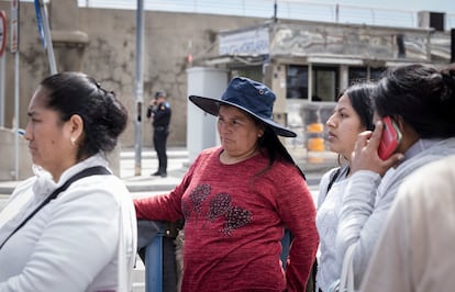 Familiares de los viajeros bolivianos, este miércoles en la terminal de cruceros del puerto de Barcelona.