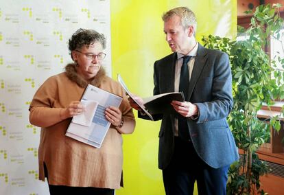 La Valedora, Milagros Otero, con el vicepresidente de la Xunta, Alfonso Rueda, en un acto oficial.