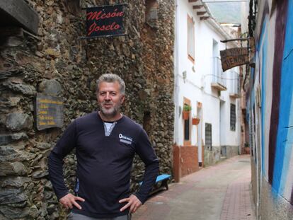 José Luis Hernández, dueño del único restaurante de Ovejuela