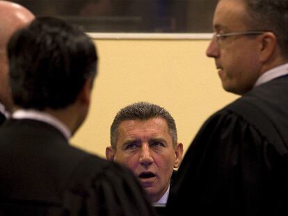 Ante Gotovina habla con sus abogados tras conocer la sentencia en la sala del tribunal.